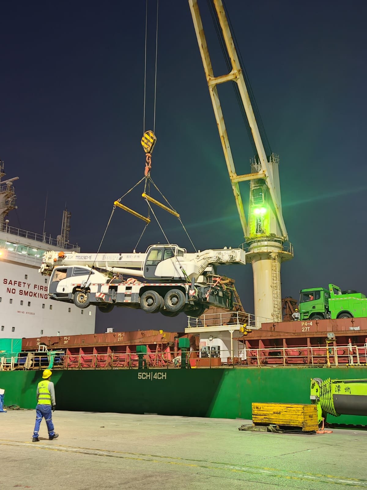 Descarga de mercancía. Maniobra de carga especializada.