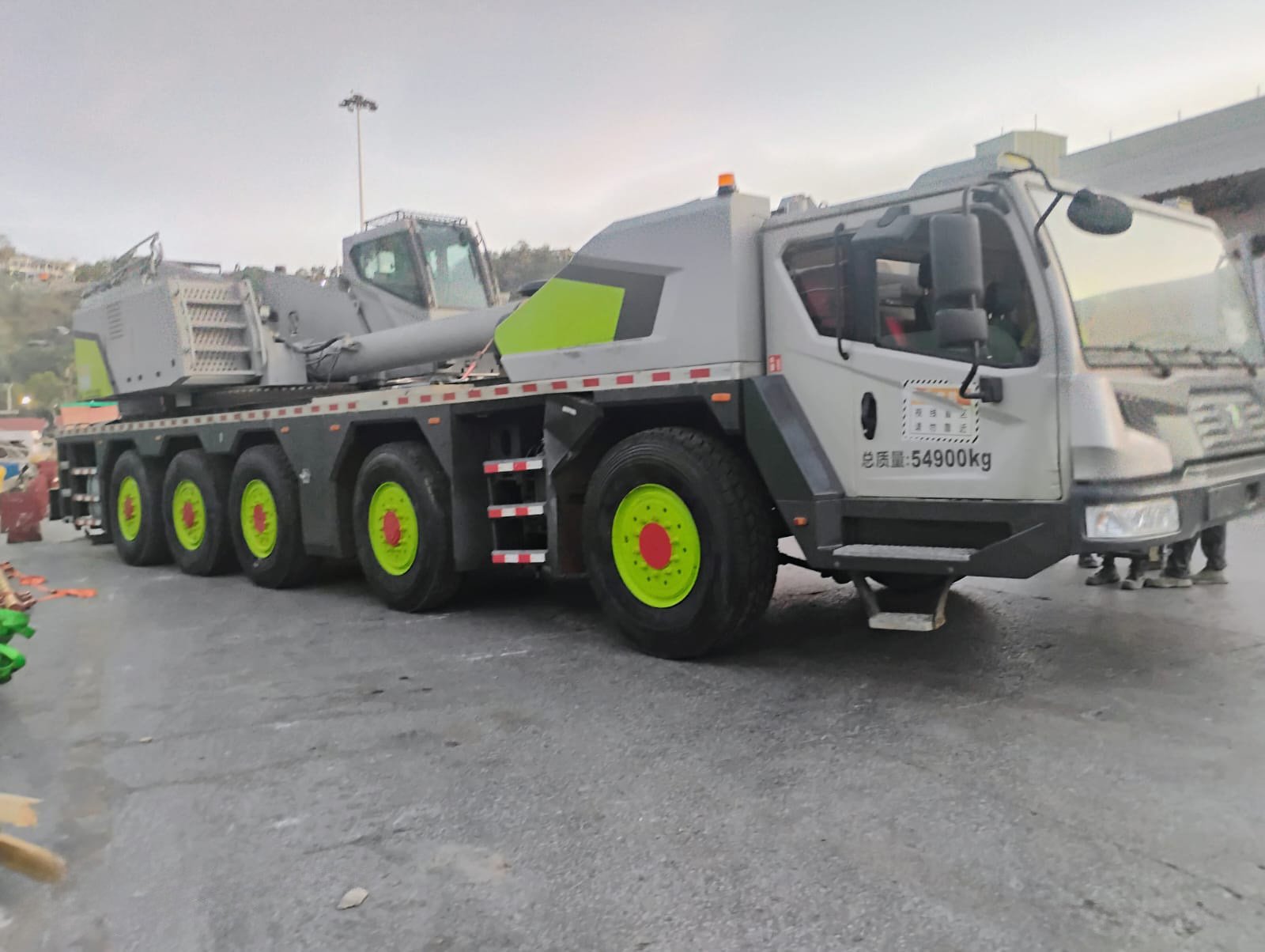 Unidad de transporte terrestre especializada, diseñada para movilizar carga sobredimensionada